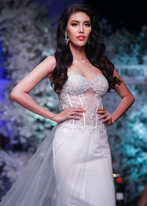 Lan Khuê lạnh lùng catwalk khi hóa thân cô dâu gợi cảm. Ảnh: Zing
