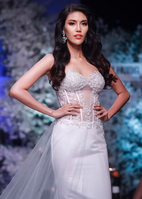 Lan Khuê lạnh lùng catwalk khi hóa thân cô dâu gợi cảm. Ảnh: Zing