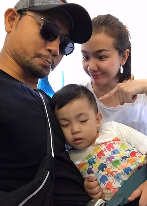 Vợ chồng sao Việt Huỳnh Đông - Ái Châu đưa con trai đi du lịch.