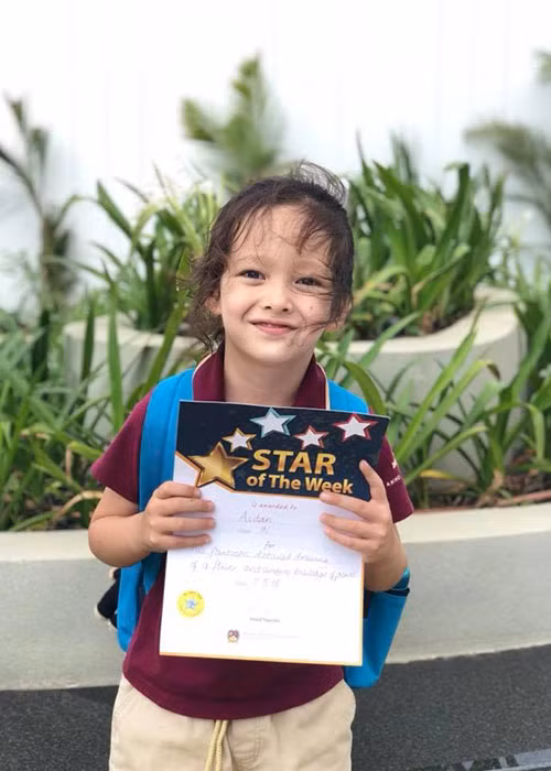 So với bé Tép, bé Tôm trông chững chạc hơn.