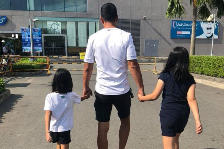 Bình Minh dành thời gian đưa hai con gái đi chơi.