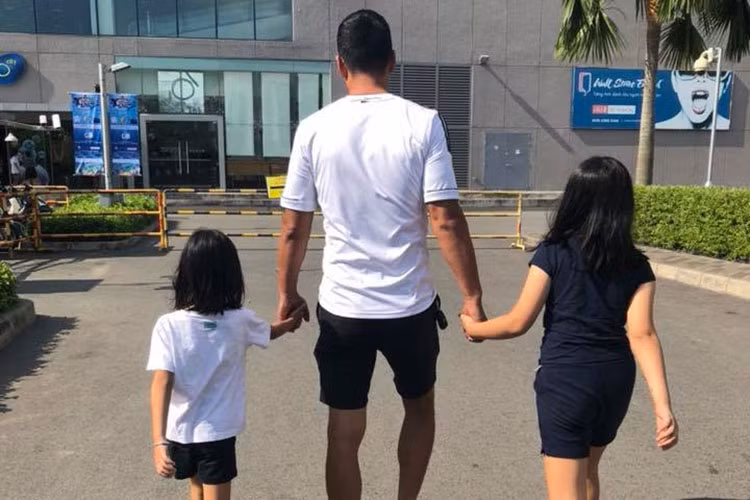 Bình Minh dành thời gian đưa hai con gái đi chơi.