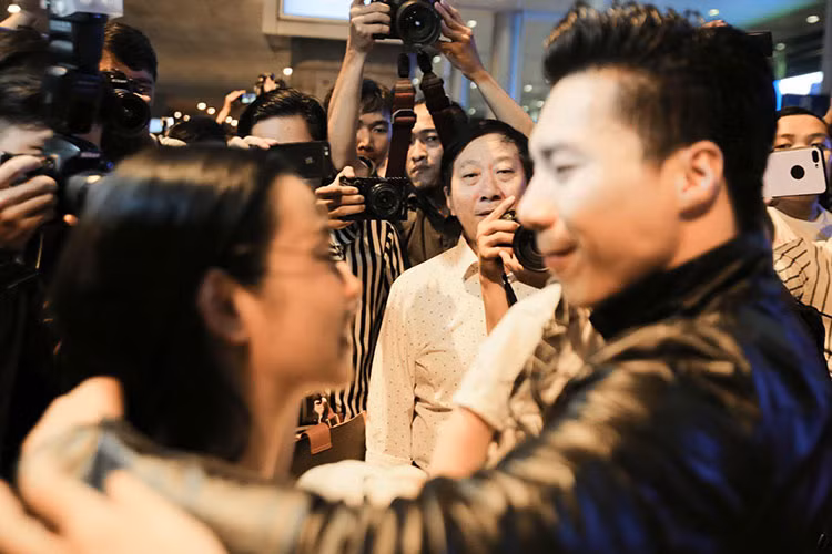 Quốc Nghiệp dành lời yêu thương cho ba của anh. “Vinh quang của con, hạnh phúc của con hôm nay là được đánh đổi bởi sự hao gầy lo lắng một đời của ba. Tất cả đều hằn in trong đôi mắt mòn mỏi ấy. Cám ơn ba”, Quốc Nghiệp chia sẻ.