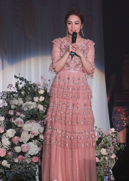 Chung Hân Đồng rạng rỡ trên sân khấu.