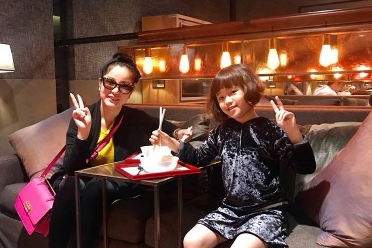 Sao Việt Thúy Nga đưa con gái đi ăn mì gõ khi đến Đài Loan. Sao Việt Thúy Nga đưa con gái đi ăn mì gõ khi đến Đài Loan.