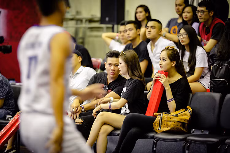 Trên hàng ghế khán giả, Mai Phương Thúy xuất hiện giản dị trong trang phục tông đen.