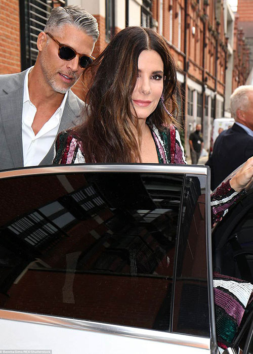 Xuất hiện tại sự kiện, nữ diễn viên được bạn trai nhiếp ảnh gia Bryan Randall hộ tống.