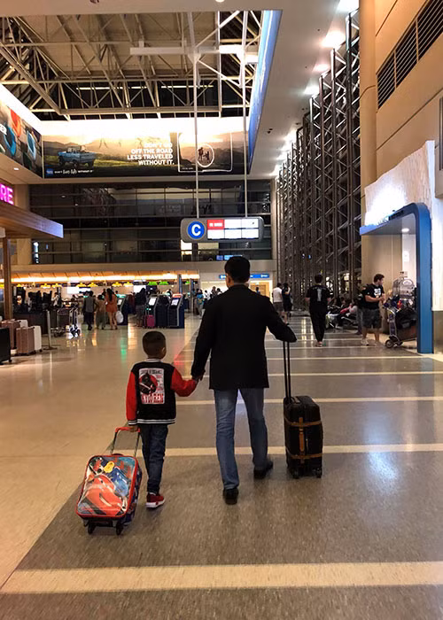 Thanh Thảo cảm thấy buồn khi ông xã đi công tác vài ngày tiện thể đưa con trai nuôi về Việt Nam nghỉ hè.