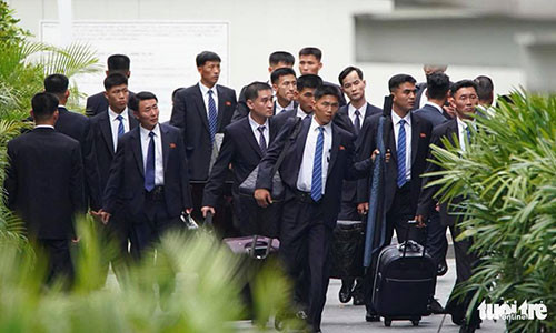 Phái đoàn Triều Tiên đã đến khách sạn trước đó để đón ông Kim Jong Un. Lãnh đạo Triều Tiên dự kiến ở lại khách sạn Regis trong những ngày làm việc tới đây - Ảnh: THUẬN THẮNG Phái đoàn Triều Tiên đã đến khách sạn trước đó để đón ông Kim Jong Un. Lãnh đạo Triều Tiên dự kiến ở lại khách sạn Regis trong những ngày làm việc tới đây - Ảnh: THUẬN THẮNG