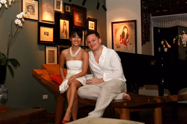 Ông xã của Hồng Nhung còn khéo chăm con từ việc thay tã đến cho con ăn và sẵn sàng chia sẻ việc nhà với vợ. Ảnh: Laodong