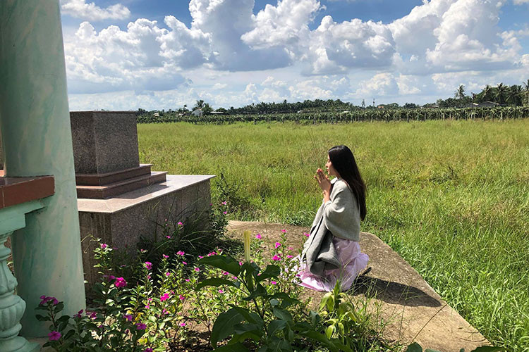 Đến thăm mộ của bố, Nam Em tâm sự: “Con chỉ xin cha cho con có thêm thời gian và sức mạnh để thực hiện ước mơ của mình”. Đến thăm mộ của bố, Nam Em tâm sự: “Con chỉ xin cha cho con có thêm thời gian và sức mạnh để thực hiện ước mơ của mình”.