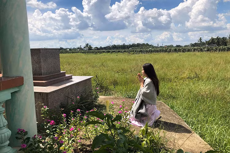 Đến thăm mộ của bố, Nam Em tâm sự: “Con chỉ xin cha cho con có thêm thời gian và sức mạnh để thực hiện ước mơ của mình”.