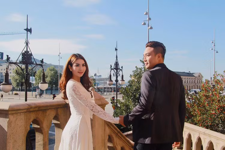 Kha Ly nhắn nhủ ông xã Thanh Duy: “Nắm tay em thật chặt và đừng buông anh nhé”. 