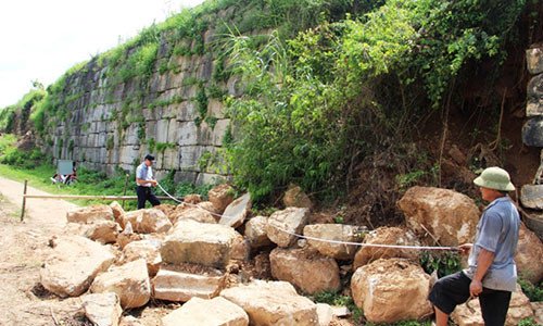 Những phiến đá trên tường thành sạt xuống. Ảnh: HĐ
