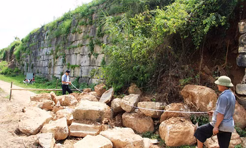 Những phiến đá trên tường thành sạt xuống. Ảnh: HĐ