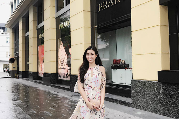 Đỗ Mỹ Linh tung tăng dạo phố Hà Nội. Đỗ Mỹ Linh tung tăng dạo phố Hà Nội.