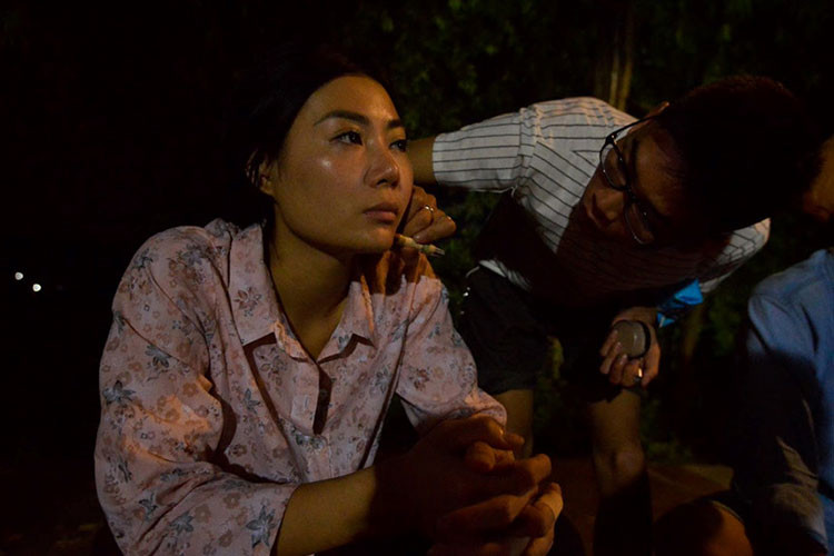 Thanh Hương cũng được hóa trang lại khi lớp trang điểm bị nhòe. Ảnh: Zing