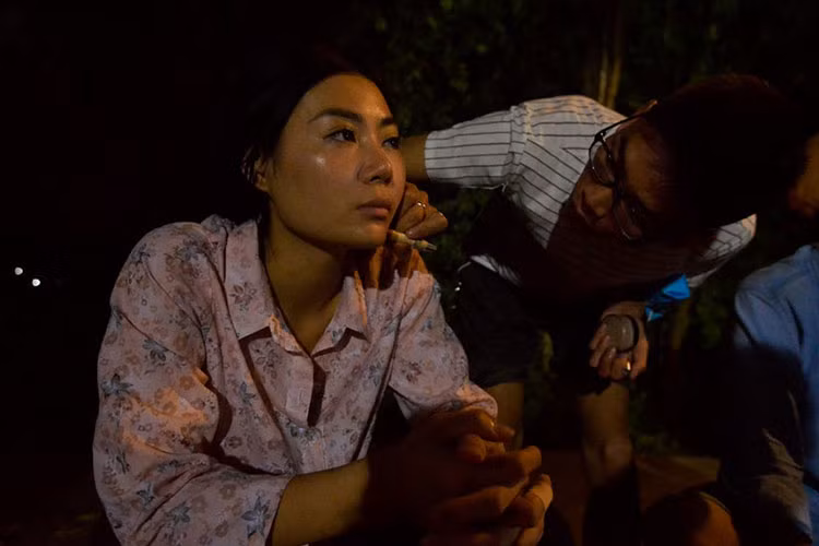 Thanh Hương cũng được hóa trang lại khi lớp trang điểm bị nhòe. Ảnh: Zing