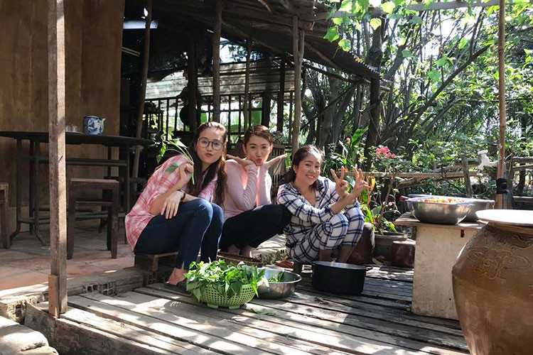 Trên phim trường, Thúy Ngân, Lê Phương và Phương Hằng rất thân thiết.