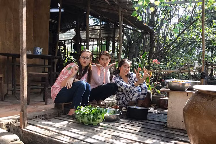 Trên phim trường, Thúy Ngân, Lê Phương và Phương Hằng rất thân thiết.