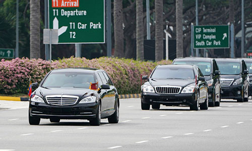 Đoàn xe hộ tống ông Kim Jong Un ở Singapore trên đường về khách sạn. Các tuyến đường xung quanh khách sạn Regis đã tạm đóng - Ảnh: REUTERS Đoàn xe hộ tống ông Kim Jong Un ở Singapore trên đường về khách sạn. Các tuyến đường xung quanh khách sạn Regis đã tạm đóng - Ảnh: REUTERS