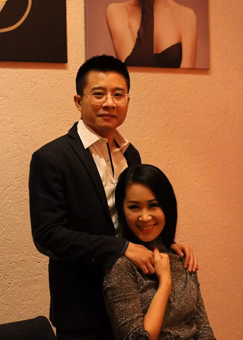 Không ít lần ông xã của Dương Thùy Linh hộ tống vợ đến các sự kiện hay đưa vợ con đi chơi.