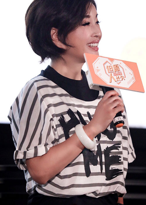 Lưu Hiểu Khánh nhận được sự chú ý bởi vẻ ngoài trẻ trung hơn nhiều so với tuổi 63.