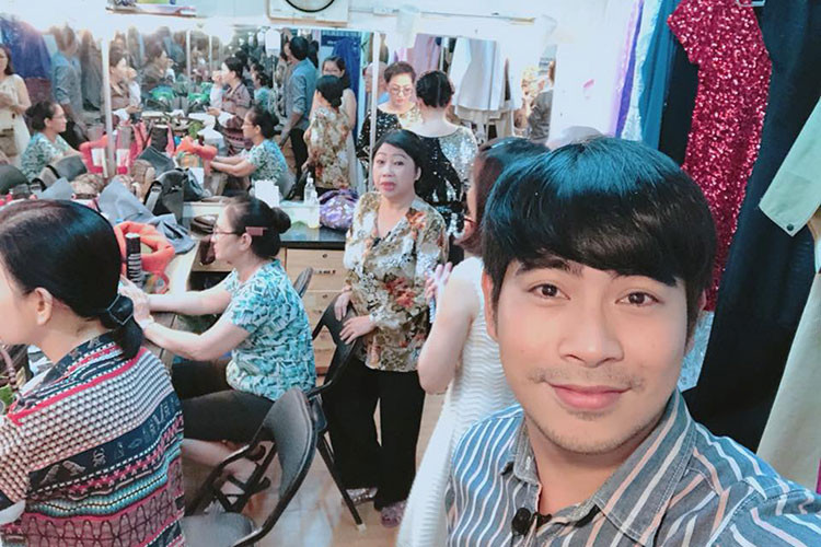 Thanh Bình suýt bị muộn giờ làm vì mải đá bóng.