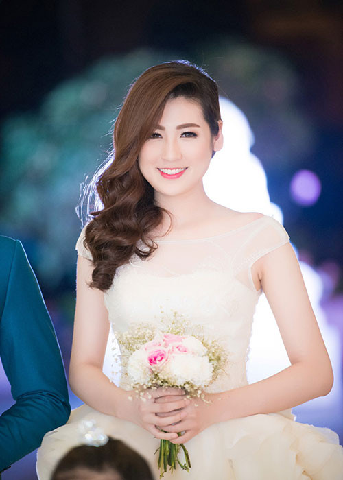 Tú Anh từng cùng người mẫu Trần Trung tham gia trình diễn trong một chương trình. Cả hai hóa thân cô dâu chú rể thực hiện các nghi thức cưới. Ảnh: Zing