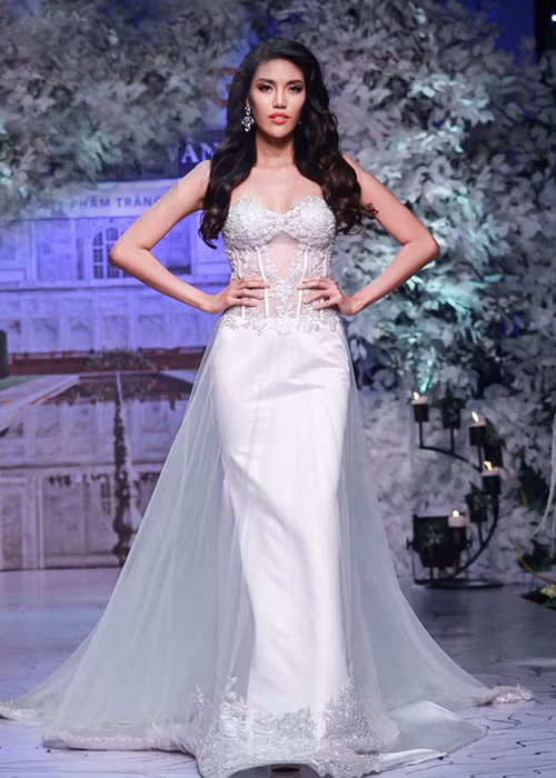 Đảm nhận vai trò vedette trong một show thời trang, Lan Khuê diện váy cưới xuyên thấu khoe vóc dáng quyến rũ. Ảnh: Zing