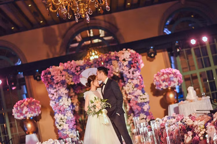 Vướng scandal ảnh nóng vào năm 2008, Chung Hân Đồng cuối cùng cũng tìm được bến đỗ bình yên ở tuổi 37.