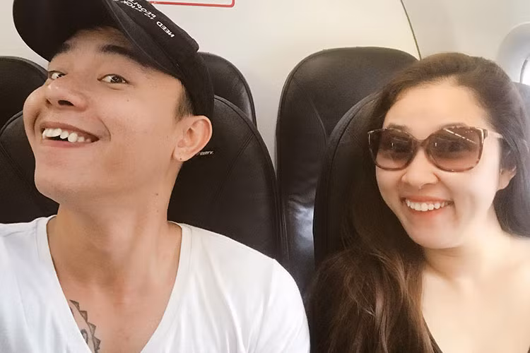 Đông Hùng và Bảo Trâm làm mặt xấu khi cùng chụp ảnh selfie.