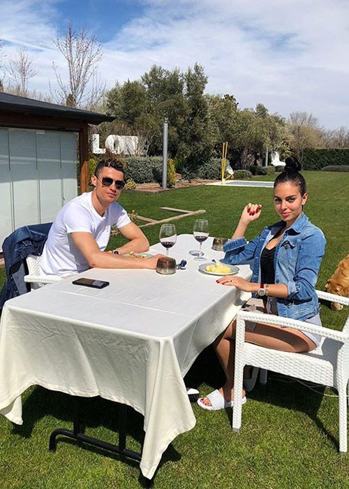 Nhờ bạn gái chăm sóc các con riêng, tiền đạo người Bồ Đào Nha luôn yên tâm thi đấu. Ảnh: FBNV