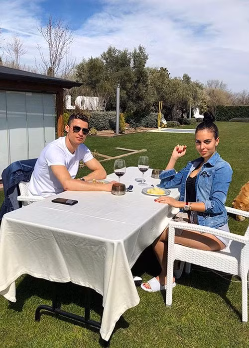 Nhờ bạn gái chăm sóc các con riêng, tiền đạo người Bồ Đào Nha luôn yên tâm thi đấu. Ảnh: FBNV