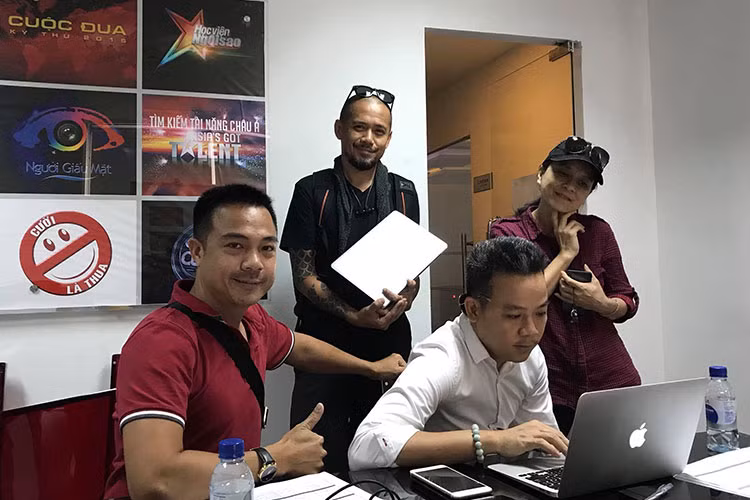 Nam đạo diễn phim "Hậu duệ mặt trời" từng mời Sơn Tùng M-TP và Isaac đóng nam chính nhưng cả hai đều từ chối.