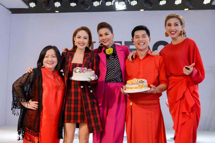 Ê-kíp chương trình như hòa làm một trong giai điệu của bài hát “Happy birthday” quen thuộc.