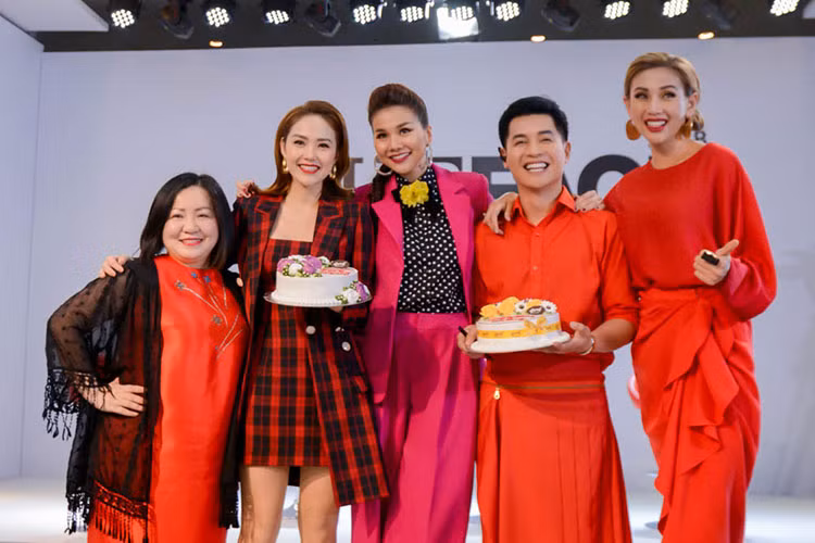 Ê-kíp chương trình như hòa làm một trong giai điệu của bài hát “Happy birthday” quen thuộc.