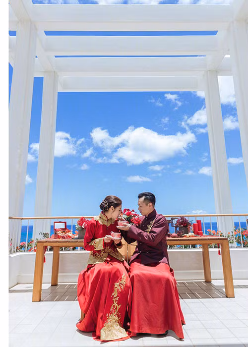 Tháng 2/2018, Trần Vinh Luyện bị tố từng có vợ và con riêng. Về phía An Dĩ Hiên, cô khẳng định cô là người vợ đầu tiên của Trần Vinh Luyện nhưng không phủ nhận chồng có con riêng.