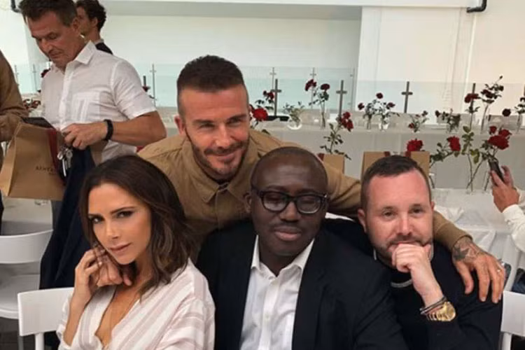 Trên trang cá nhân, Victoria khoe loạt ảnh tình tứ bên ông xã tại sự kiện.