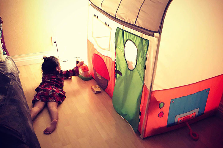 Vợ chồng sao Việt Kim Hiền tặng con gái món quà sinh nhật sớm là căn nhà đồ chơi.