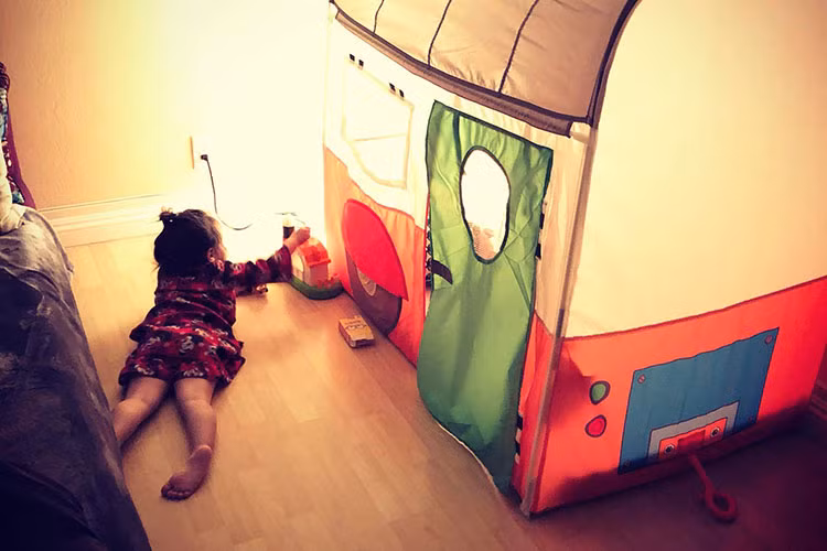 Vợ chồng sao Việt Kim Hiền tặng con gái món quà sinh nhật sớm là căn nhà đồ chơi.