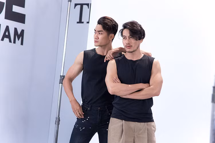 Hình ảnh Trương Thanh Long bên thí sinh Lương Gia Huy.