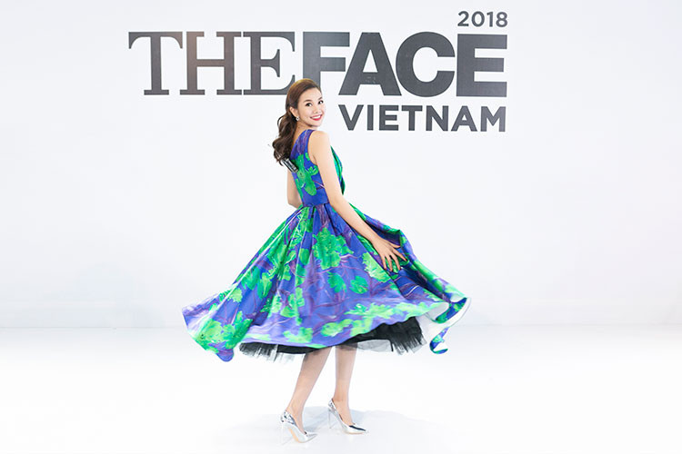 Diện đầm xòe có gam màu xanh cobalt chủ đạo, Thanh Hằng đầy nữ tính.