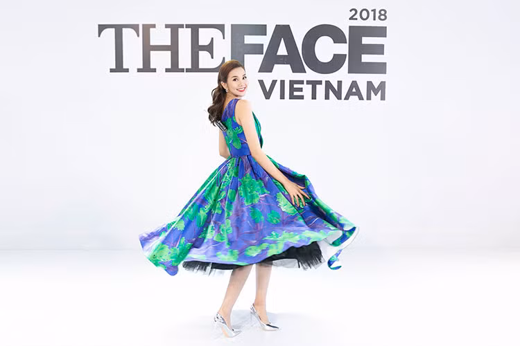 Diện đầm xòe có gam màu xanh cobalt chủ đạo, Thanh Hằng đầy nữ tính.