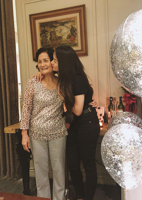 Dù bận rộn nhưng Thủy Top vẫn sắp xếp công việc tổ chức sinh nhật bất ngờ dành cho mẹ.