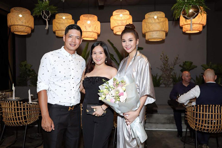 Vợ chồng sao Việt Bình Minh đến chúc mừng Thanh Hằng khai trương nhà hàng mới.