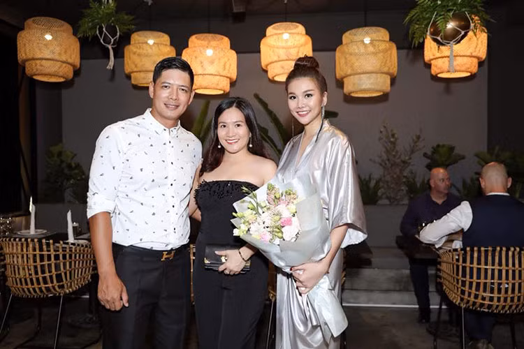 Vợ chồng sao Việt Bình Minh đến chúc mừng Thanh Hằng khai trương nhà hàng mới.