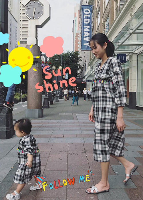 Bà xã của Lam Trường diện đồ đôi cùng con gái.