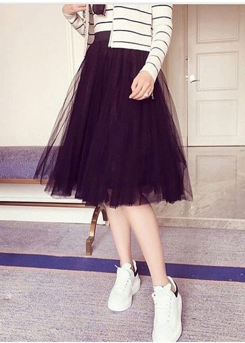 Được thiết kế với nhiều đường xếp gấp tạo khung xòe bồng bềnh tự nhiên, váy tutu làm người mặc trở nên rực rỡ, nổi bật hơn. Chất liệu vải voan hay vải tuyn may thành từng lớp và xòe rộng này dễ khiến ta liên tưởng đến trang phục biểu diễn ballet hoặc các dạng váy dạ hội thường được dùng trong các buổi tiệc lớn.