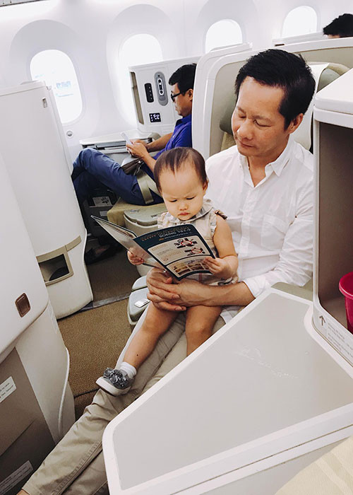 Sau khi chào đời, bé Bồ Câu được đại gia Đức An cưng như trứng mỏng.